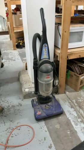 BISSELL UPRIGHT VACUUM - BAGLESS