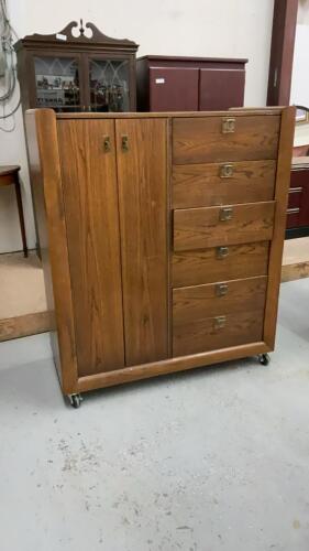 ARMOIR/WARDROBE ON CASTORS
