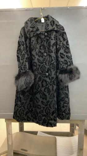 VINAGE WOMEN&rsquo;S COAT W/ FUR CUFFS