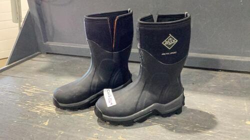 MUCK BOOTS - ARCTIC SPORT SIZE 7(MENS)