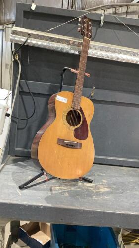 YAMAHA ACOUSTIC GUITAR W/STAND