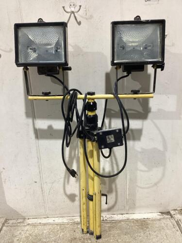 DOUBLE PORTABLE WORKLIGHT TRI-POD STAND