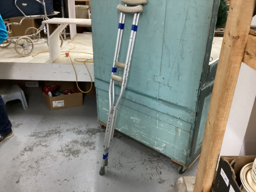 ALUMINUM CRUTCHES-ADULT SIZE