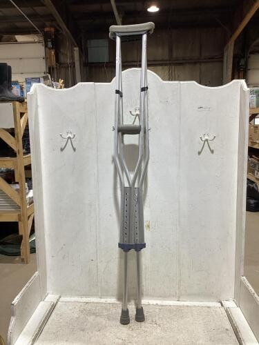 (2) CRUTCHES