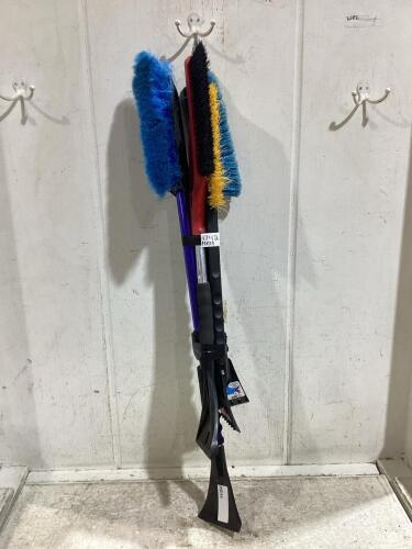 (4) WINTER/SNOW BRUSHES BUNDLED