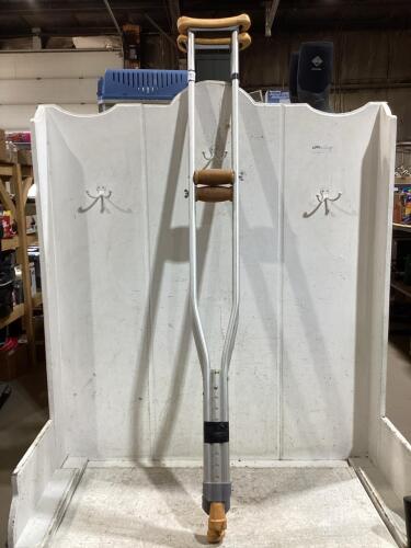 (2) CRUTCHES