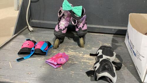 PAIR OF ROLLER BLADES, KNEE PADS