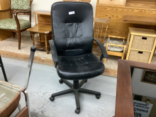 BLACK OFFICE CHAIR. ADJUSTABLE