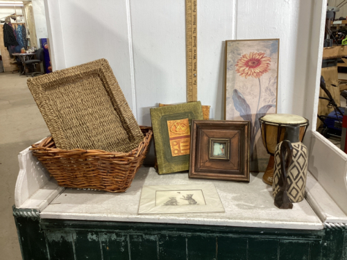 MISC DECOR ITEMS AND FRAMES