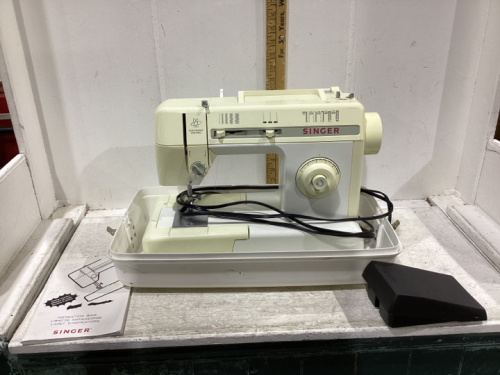 SINGER SEWING MACHINE IN CASE