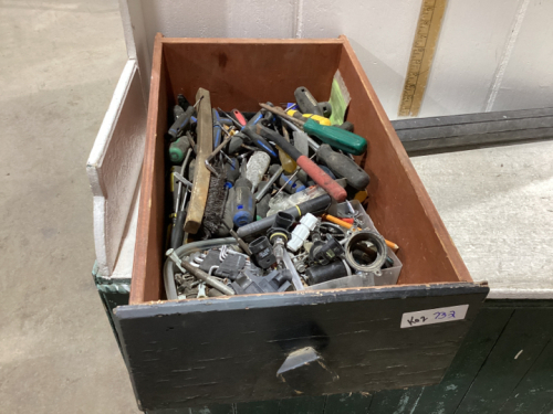 WOOD DRAWER W/TOOLS