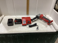 MILWAUKEE ANGLE GRINDER 4 1/2”. CORDLESS. 18 V