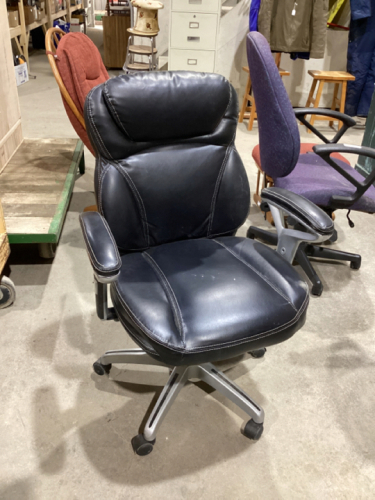 BLACK OFFICE CHAIR