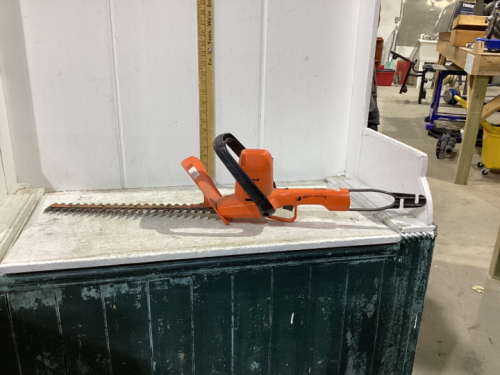 B&D ELECTRIC HEDGE TRIMMER