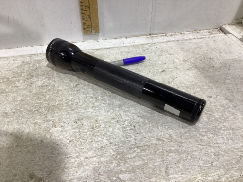 MAGLITE FLASHLIGHT