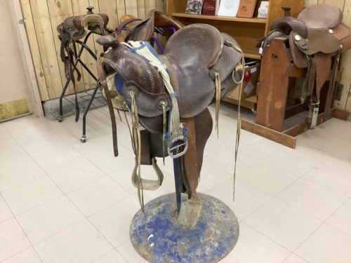 OLD WESTERN SADDLE WITH HD STAND