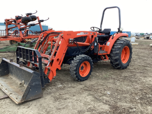 2013 KIOTI DK40SE TRACTOR WITH KL401 LOADER w/quick attach bucket + pallet forks.