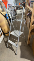 ALUMINUM STEP LADDER