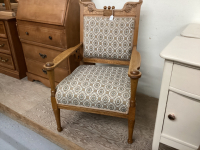 ARM CHAIR W/DECORATIVE WOOD ACCENTS