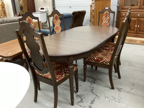 DINING ROOM TABLE W/6 CHAIRS - 2 ARE CAPTAINS