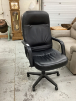 BLACK OFFICE CHAIR