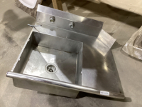 STAINLESS SINK.