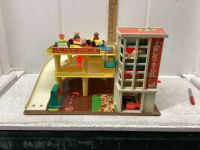 VINTAGE FISHER PRICE GARAGE/PARKADE