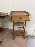 SMALL VINTAGE SIDE TABLE/MAGAZINE RACK