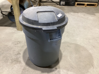 RUBBERMAID GARBAGE CAN