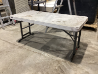 4&rsquo; X 2&rsquo; COLLAPSIBLE TABLE W/ EXTENDABLE LEGS