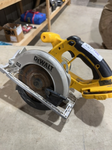 De Walt cordless 18 V Skil saw no battery