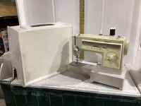 SINGER SEWING MACHINE-NO CORD OR FOOTPEDAL