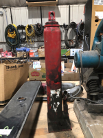 Hydraulic bottle lift