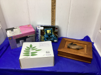 3 ELECTRONIC PIECES & WOOD BOX