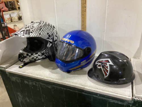 2 MOTORCYCLE HELMETS + 1 COLLECTIBLE HARD HAT