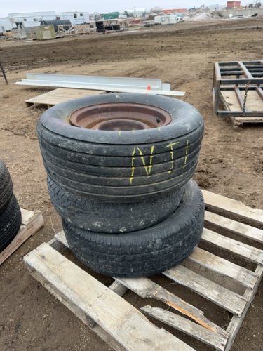 Pallet of three mixed tires