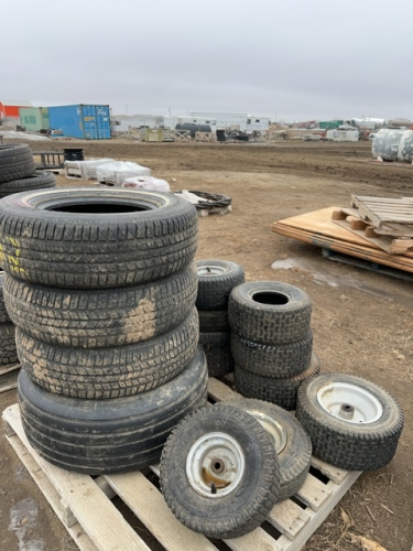 Pallet of mixed tires mostly lawnmower, tires