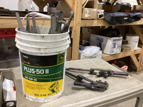 BUCKET OF DUAL CLAMPS