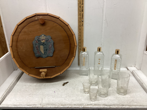 DECANTER SET IN ROUND WOOD CASE