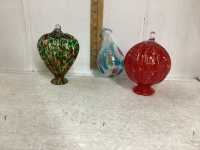 BOX WITH 3 BLOWN GLASS DECOR PIECES