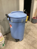 RUBBERMAID BLUE GARBAGE CAN W/ LID ON WHEELS