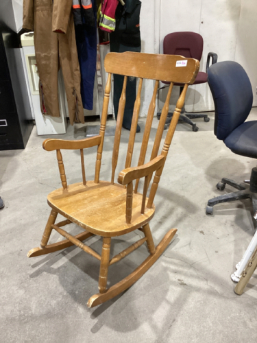 WOOD ROCKING CHAIR