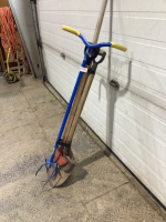 BUNDLE OF YARD TOOLS