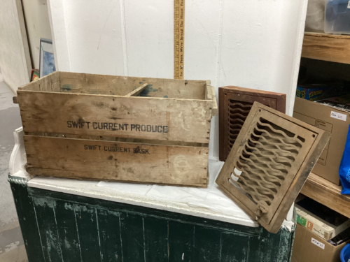 GRATE COVERS IN A SWIFT CURRENT PRODUCE CRATE