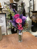 GLASS VASE WITH ARTIFICIAL FLORAL ARRANGEMENT