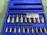 Internal and external torque bit set