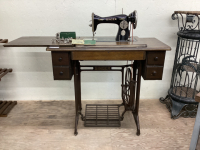 ANTIQUE SINGER SEWING MACHING IN CABINET