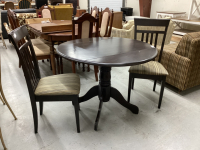 ROUND DROP LEAF PEDESTAL TABLE W/ (2) CHAIRS