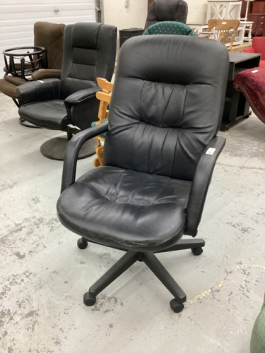 BLACK OFFICE CHAIR