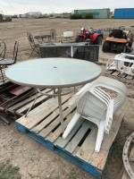 Steel table / four plastic chairs